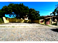 Terreno com benfeitorias, suíte, churrasqueira e 259m² construídos