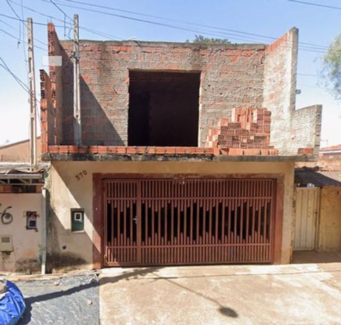 Terreno com construção inacabada, 3 quartos e garagem