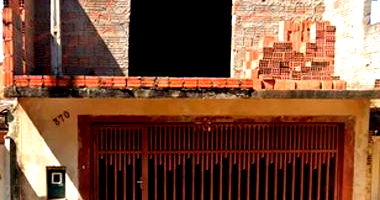 Terreno com construção inacabada, 3 quartos e garagem