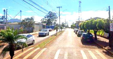 Plataforma New Holland 23 pés, ano 2000, amarela, desocupada