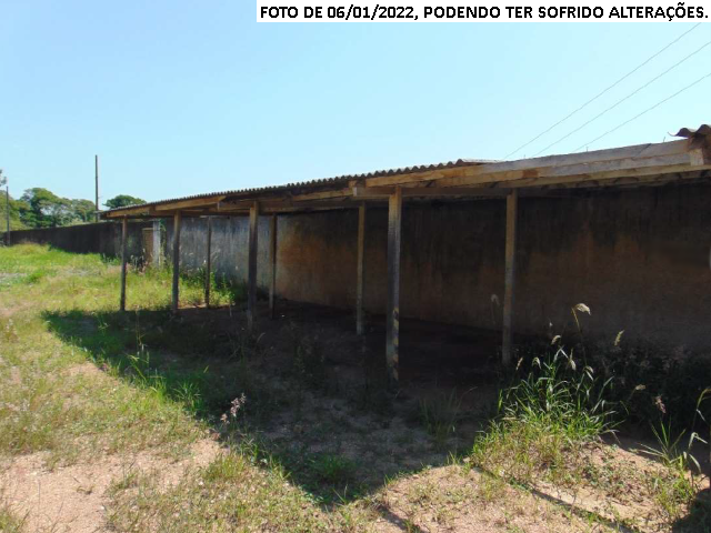 Terreno industrial com 30.591,13m² e 3 edificações inacabadas