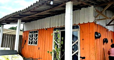 Residência de Madeira com Terreno Amplo em Paranaguá