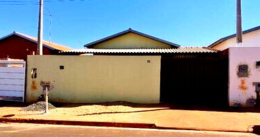 Casa padrão com 2 quartos, 1 banheiro, 1 vaga, ocupada