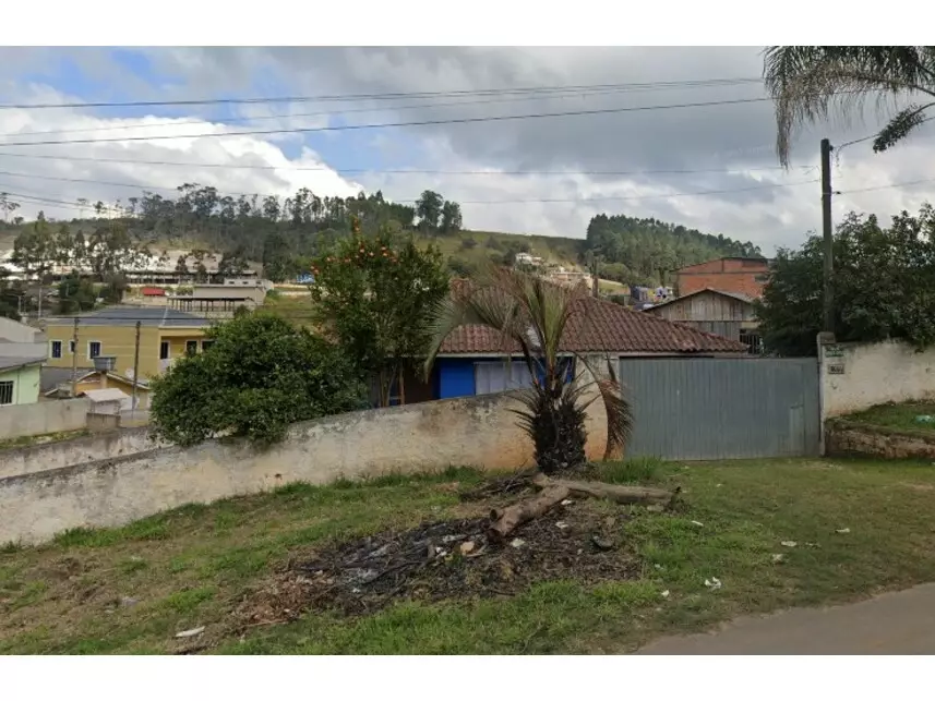 Casa com 185m² construída e terreno de 487m², imóvel ocupado