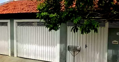 Casa em leilão com 223,40m² de terreno e ocupada