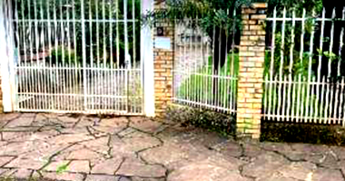 Casa aconchegante com 107 m² de área construída, ocupada e ideal para investimento