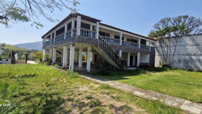 Casa com 6 quartos, 5 banheiros e 1 vaga de garagem