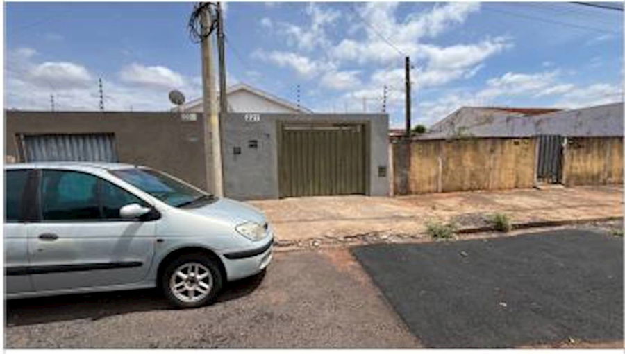 Casa padrão com 3 quartos, 1 banheiro, 2 vagas, área construída 95,68m²