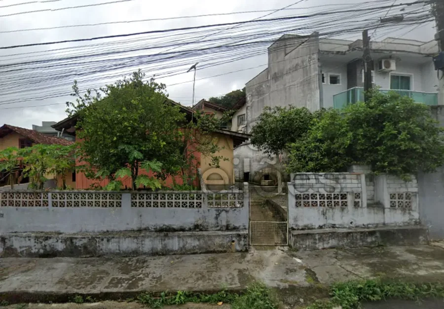 Casa de madeira com 610,50m², 3 quartos, 1 banheiro, ocupada