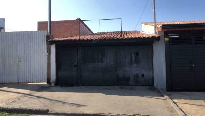 Casa padrão com 3 quartos, 1 banheiro e 1 vaga de garagem em Bragança Paulista