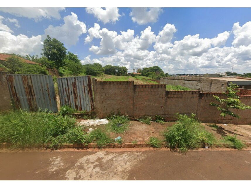 Terreno amplo e desocupado no Centro de Morro Agudo
