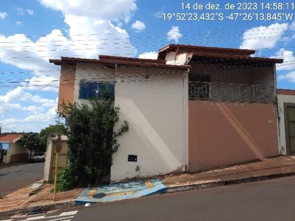 Casa com 3 quartos, 2 banheiros, 179m² área privativa
