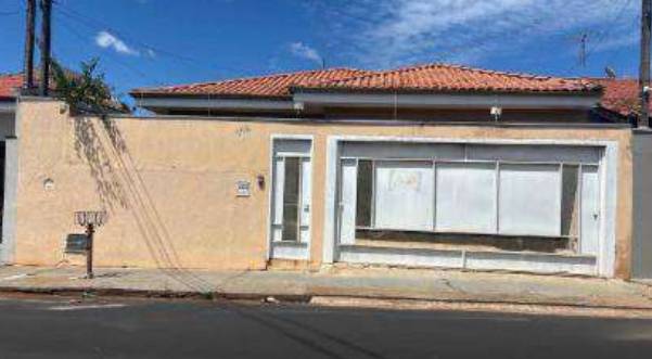 Casa com 3 quartos, 2 banheiros e 196m² construída, ocupada