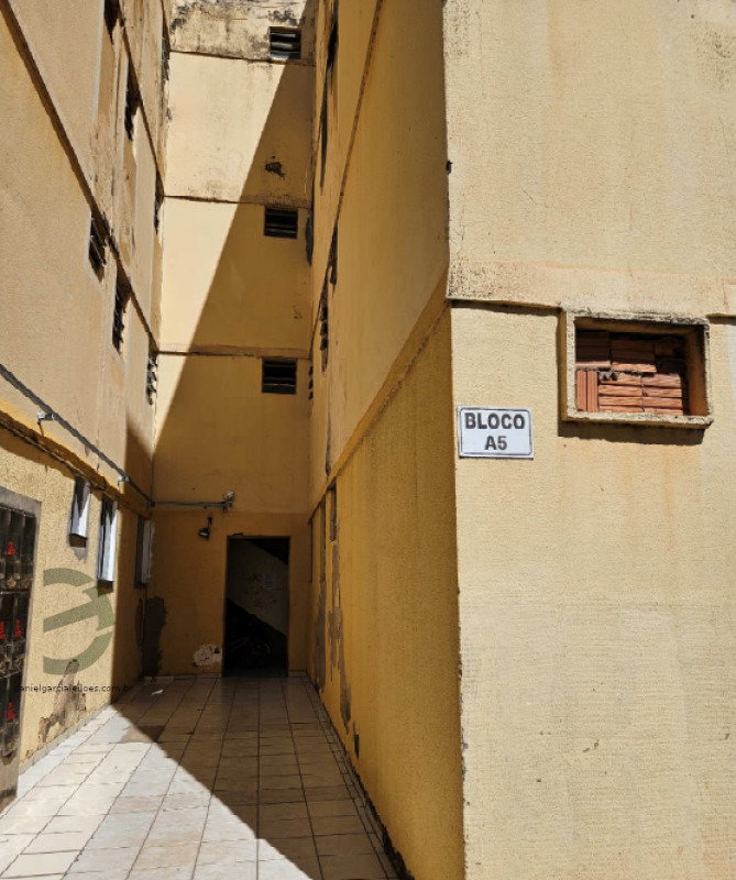 Apartamento com 3 quartos, 1 banheiro e vaga de garagem