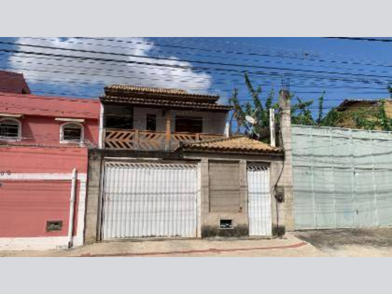 Casa com 310m² construídos, 180m² de terreno, ocupada