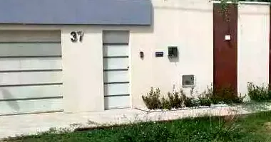 Casa padrão ocupada com 1 vaga e 120m² construída