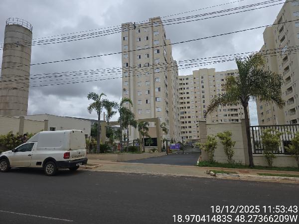 Apartamento com 2 quartos e 1 vaga em Uberlândia
