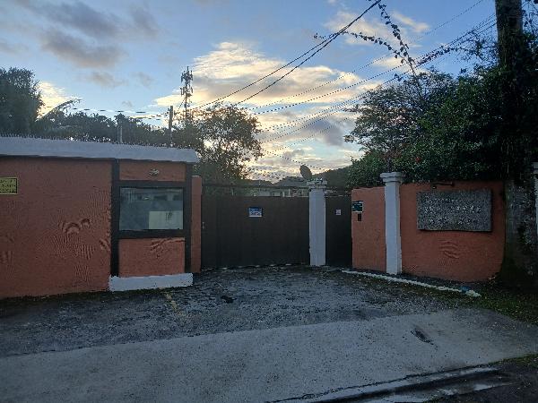 Casa com 3 Quartos e 2 Banheiros em Condomínio