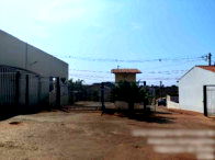 Casa aconchegante com 2 quartos e amplo terreno