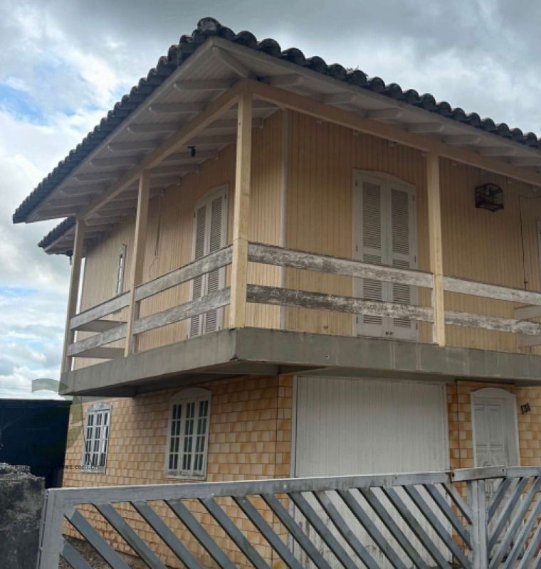 Casa mista com 150m² em terreno de 356m², 3 quartos, 2 banheiros