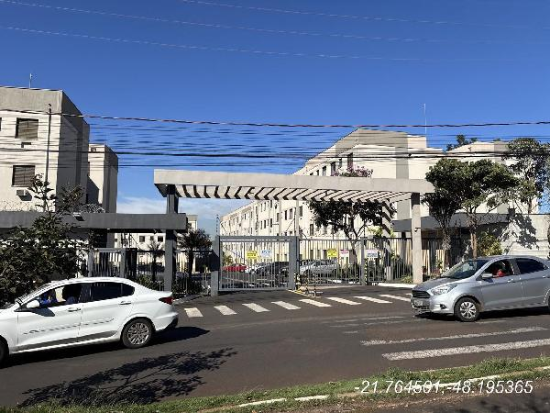 Apartamento com 2 quartos e 1 vaga em Araraquara