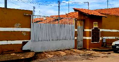 Casa com 2 quartos, varanda, sala, cozinha e 69m² construída