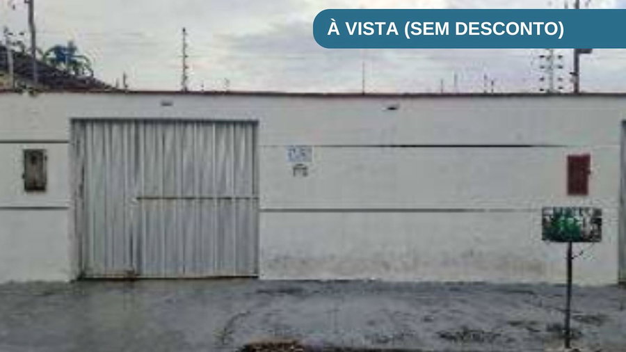 Casa com 528,45m² construídos, 750m² de terreno, 3 quartos, 2 banheiros, ocupada