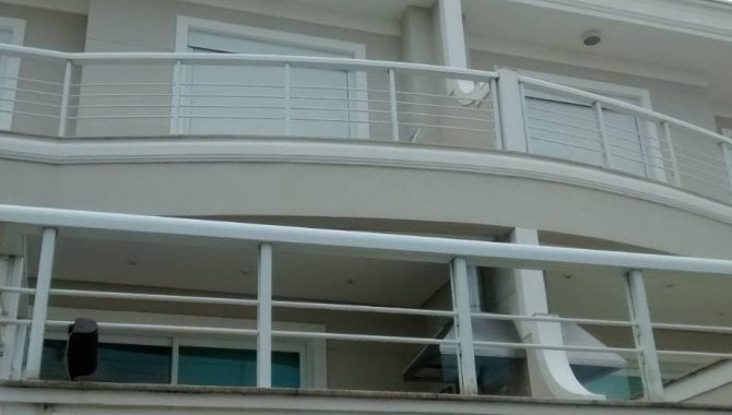 Casa em Condomínio com 6 quartos, 6 banheiros e 4 vagas de garagem