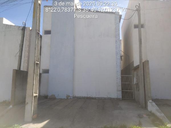 Casa com 2 quartos, varanda, área de serviço, sala, cozinha e 1 vaga