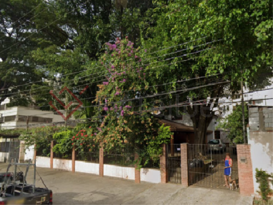 Terreno Residencial de 424m² com Casa de 135m²