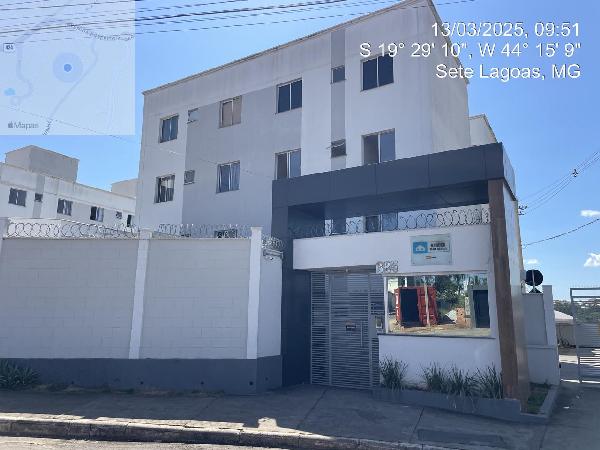Apartamento com 2 quartos, 1 banheiro, sala e 1 vaga de garagem