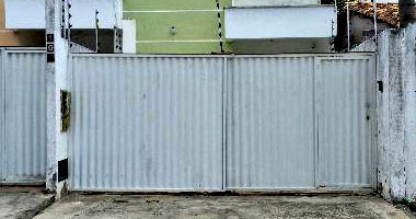 Casa com 2 quartos, banheiro, sala, cozinha e área de serviço