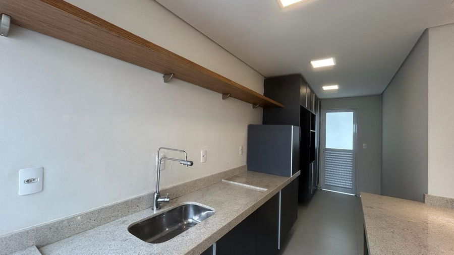 Casa Desocupada com 4 Suítes e Ampla Garagem em Mogi das Cruzes