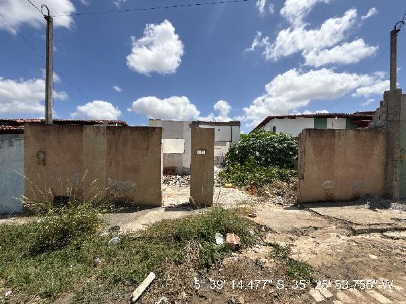 Casa com 2 quartos, 68,44m², terraço, desocupada