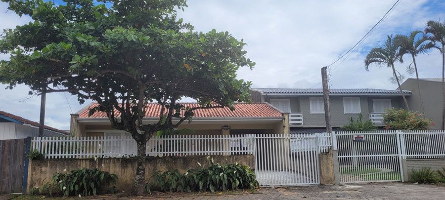 Casa com garagem na Av. Ponta Grossa, 1110 - Centro
