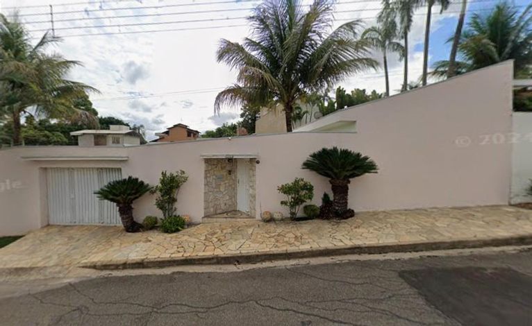Casa com 116m² de área construída em terreno de 663m²