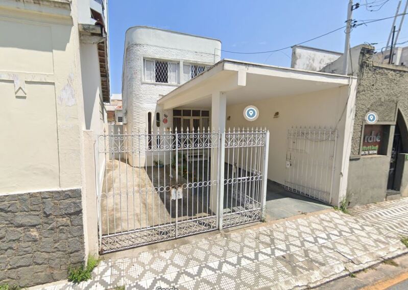 Sobrado com 3 dormitórios e garagem no Centro de Taubaté