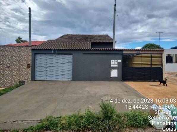 Casa com 2 quartos, 1 banheiro, varanda e 1 vaga de garagem