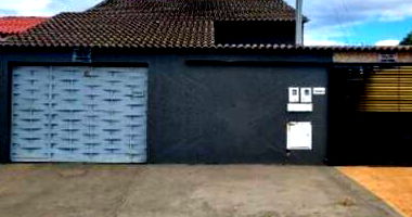 Casa com 2 quartos, 1 banheiro, varanda e 1 vaga de garagem