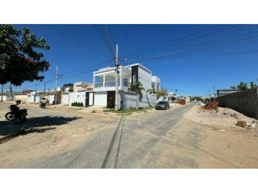 Casa Padrão Ocupada com 1 Vaga e Ampla Área Construída