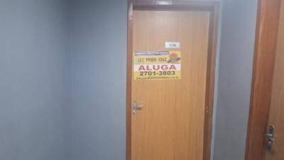 Sala comercial desocupada com 35,33m², 1 banheiro e varanda