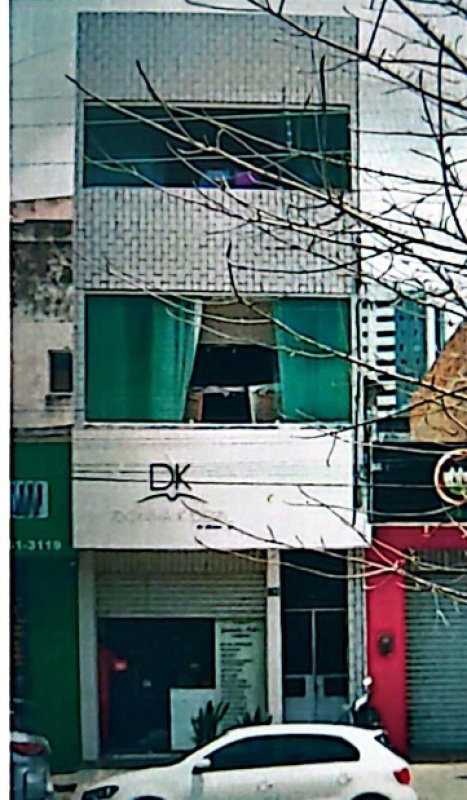 Prédio residencial com 3 andares, 4 quartos, 3 banheiros e 303,25 m² construídos