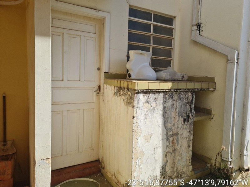 Casa Desocupada em Mau Estado de Conservação - Vila Sfeir
