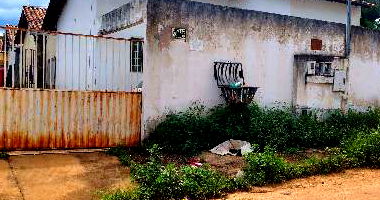 Casa com 2 quartos, varanda e vaga de garagem