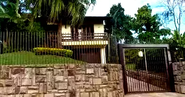 Casa ampla com 374,67m² construída e terreno de 1.276m², imóvel ocupado