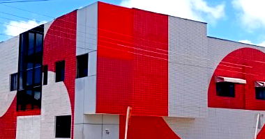 Prédio comercial com 2 pavimentos, 4 apartamentos e área construída