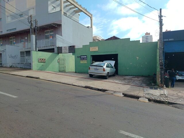 Lote 144: Terreno 562m² + Área Comercial 303m²
