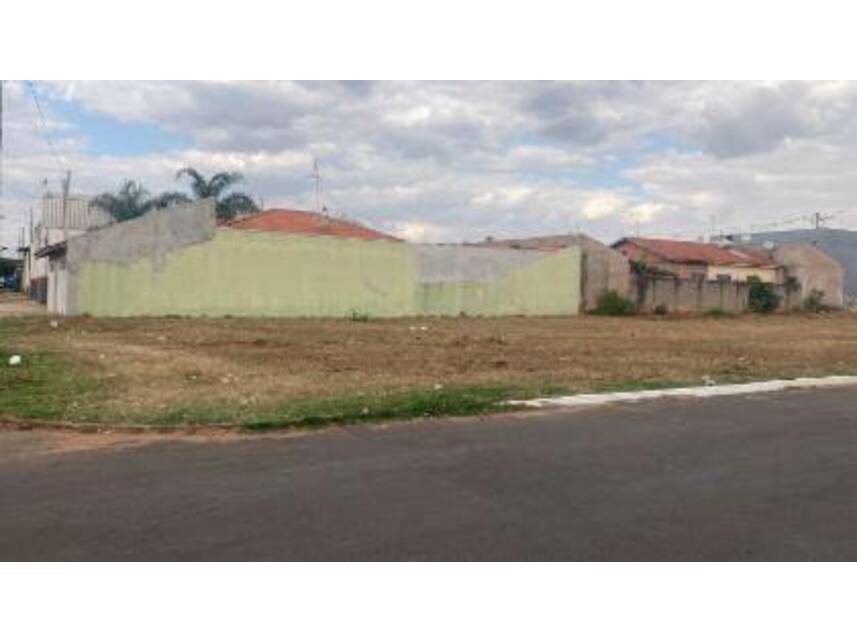 Terreno padrão desocupado com 250m² de área total