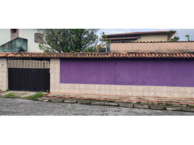 Sobrado com 2 pavimentos e garagem para 3 veículos, em bom estado