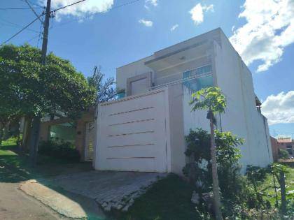 Casa com 3 quartos, 2 banheiros e 2 vagas, 188m² construída